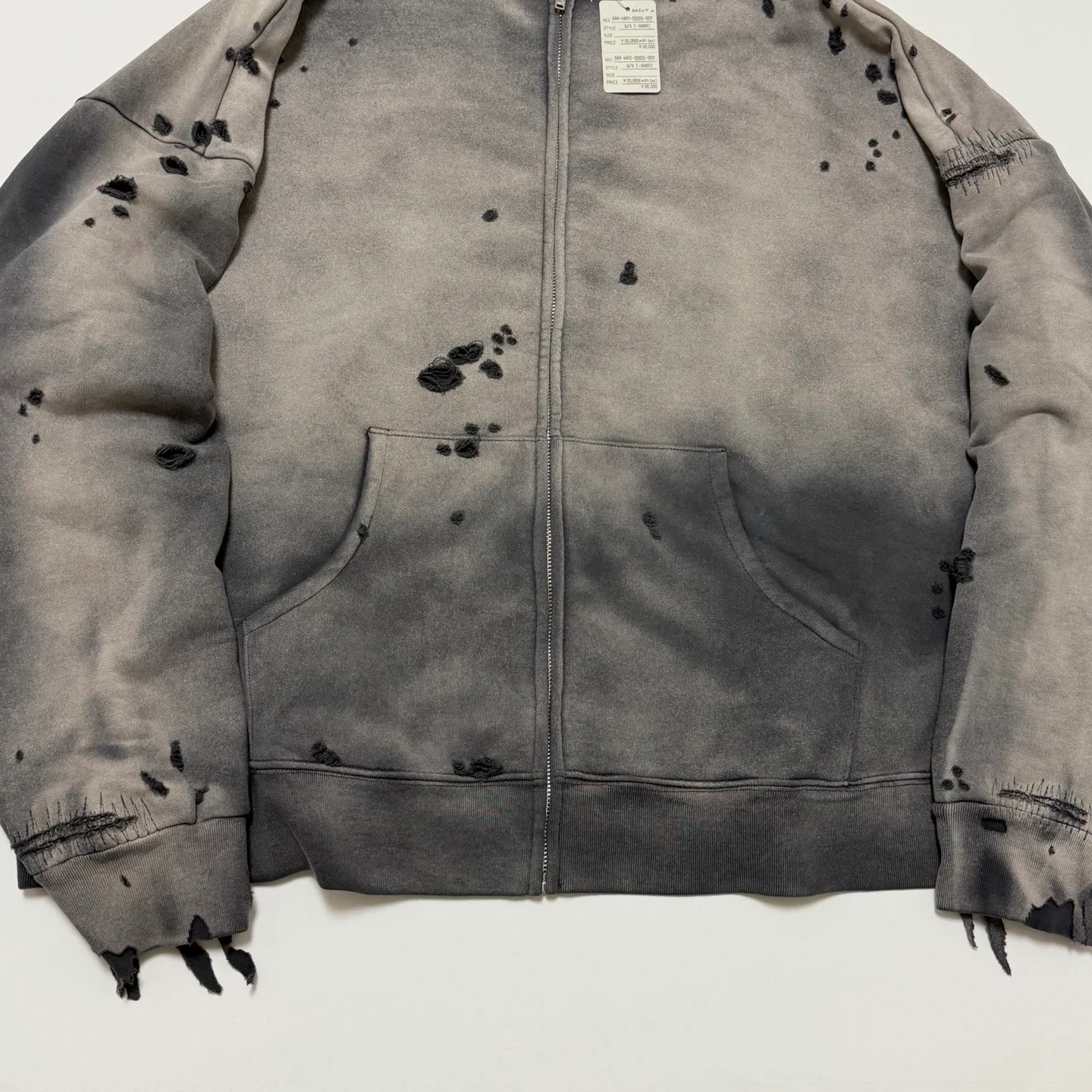 SAINT Mxxxxxx DBL FACE ZIP UP HOODIE/CHARCOAL Double-layer destroyed waffle zipper jacket, washed black S-XL, a style that has been used in the summer. After continuous fine polishing, it has finally been shipped. The finished product is simply a work of art. Super heavy washing to make the weather look old. Multiple water fades. Excessive manual wormhole damage processing. Deconstruction and reorganization embroidery technology. Custom-made zipper with LOGO. The color details of the zipper webbing are also correct. Original grade fruit main label and wash water label. Top purchasing grade. A layer of waffle fabric is added to the inner lining to make the overall texture stronger and increase the comfort and warmth of the wearer.
